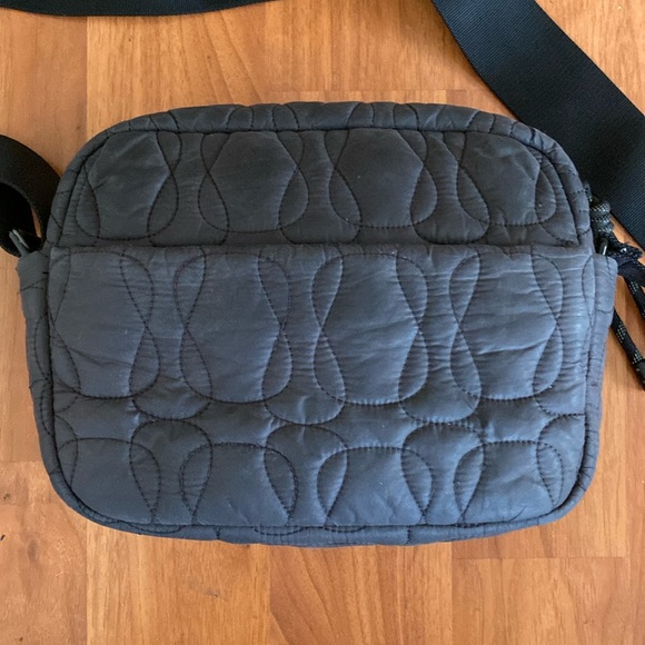 ❤️ Lululemon Quilted Embrace Crossbody Bag Black - Picture 7 of 10
